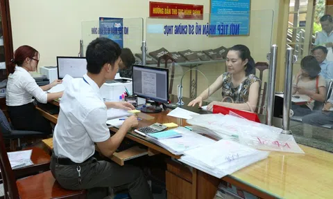 Tăng lương lên 1.390.000/tháng: Công chức vẫn chưa sống được bằng đồng lương